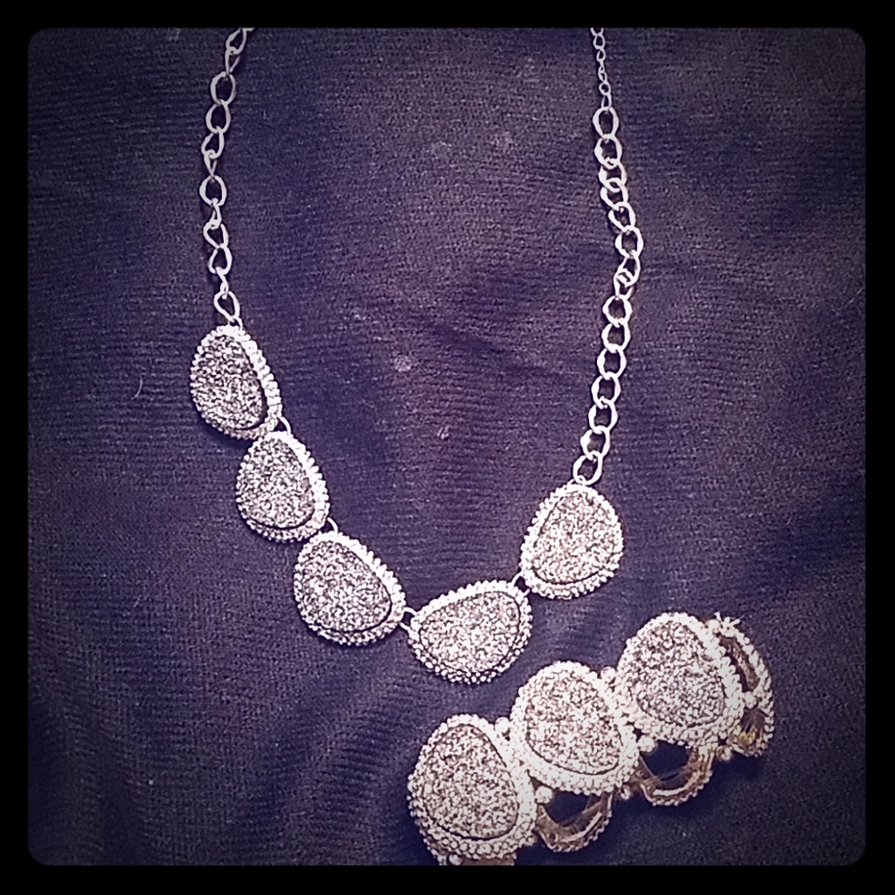 Necklace and bracelet set
